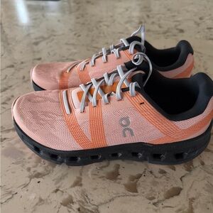 On Running Women's Shoes in Peach and Tangerine Women’s sz10.5